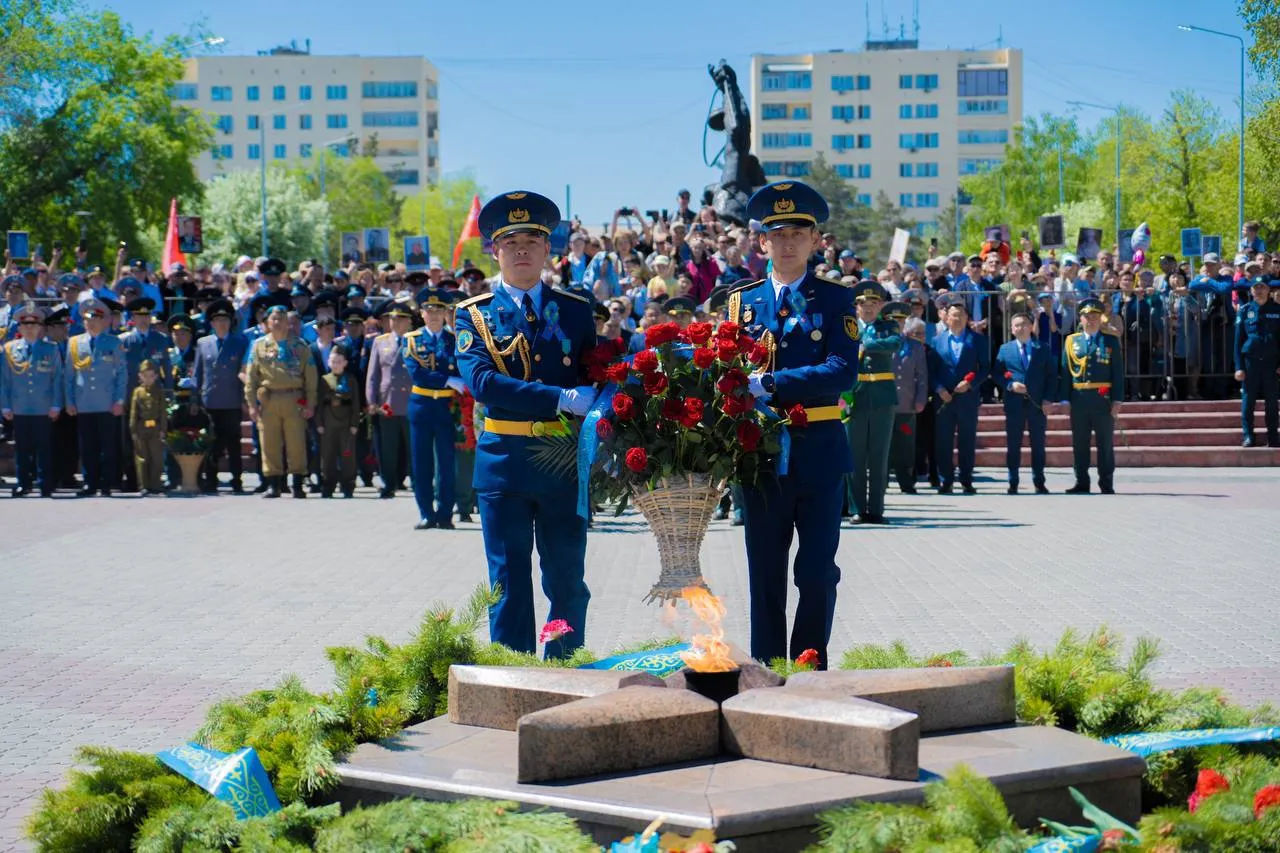 Жеңіс күнінде мәңгілік алауға гүл шоқтары қойылды