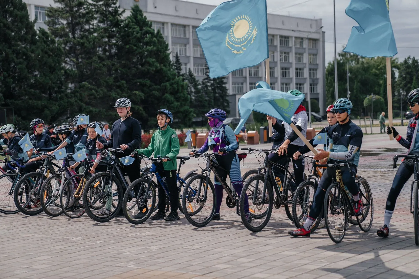 Семейде Мемлекеттік рәміздер күніне орай балалар арасында веложарыс өтті