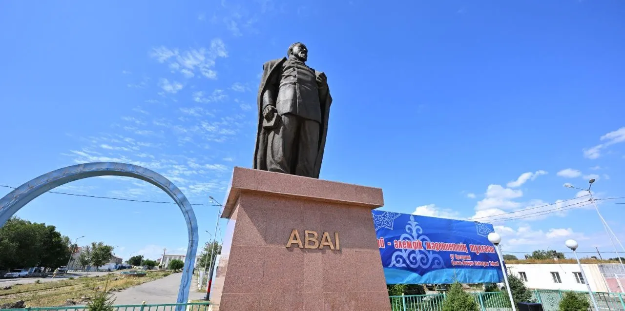 Прошла церемония возложения цветов к памятнику Абая Кунанбаева