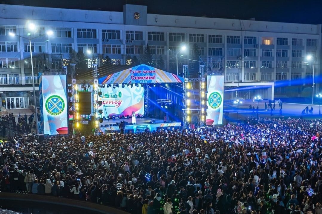 Популярные звезды эстрады выступили в Семипалатинске на День города