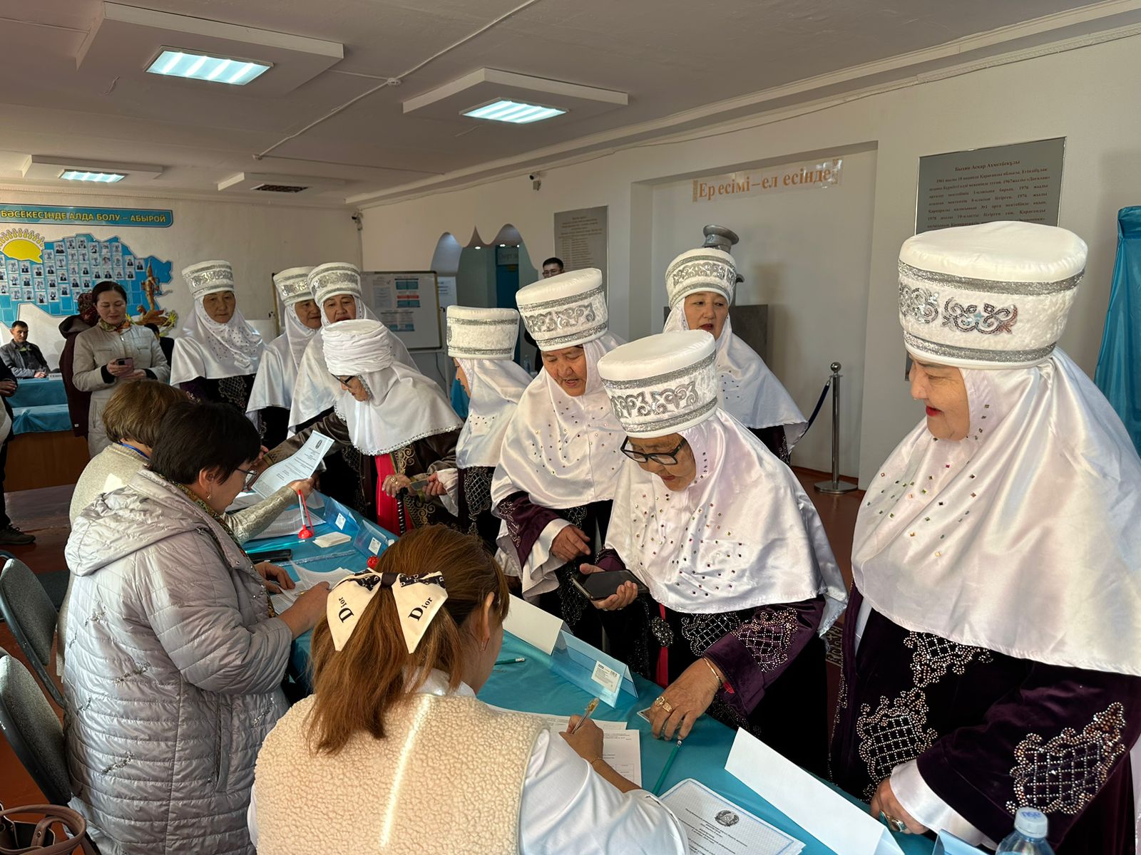 Жаңасемей ауданындағы Алғабас ауылының «Асыл әже» ансамбілінің мүшелері бүгінгі референдумға барлығы бір кісідей қатысып, өз таңдауларын жасады.