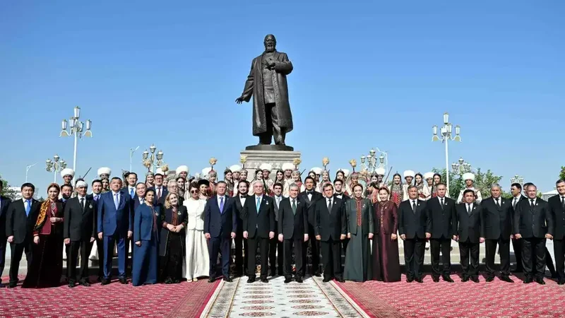 Касым-Жомарт Токаев и Гурбангулы Бердымухамедов торжественно открыли памятник Абаю в Ашхабаде