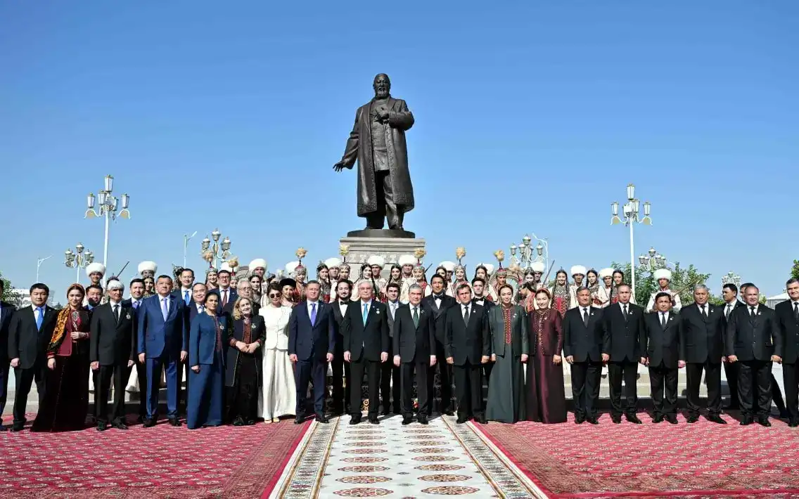 Қасым-Жомарт Тоқаев пен Гурбангулы Бердімұхамедов Ашхабадтағы Абай ескерткішін салтанатты түрде ашты