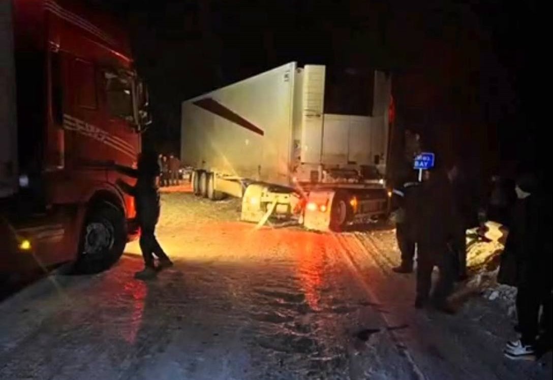 Абай облысында полицейлер жолда қалған шетелдік жүргізушіге көмек көрсетті