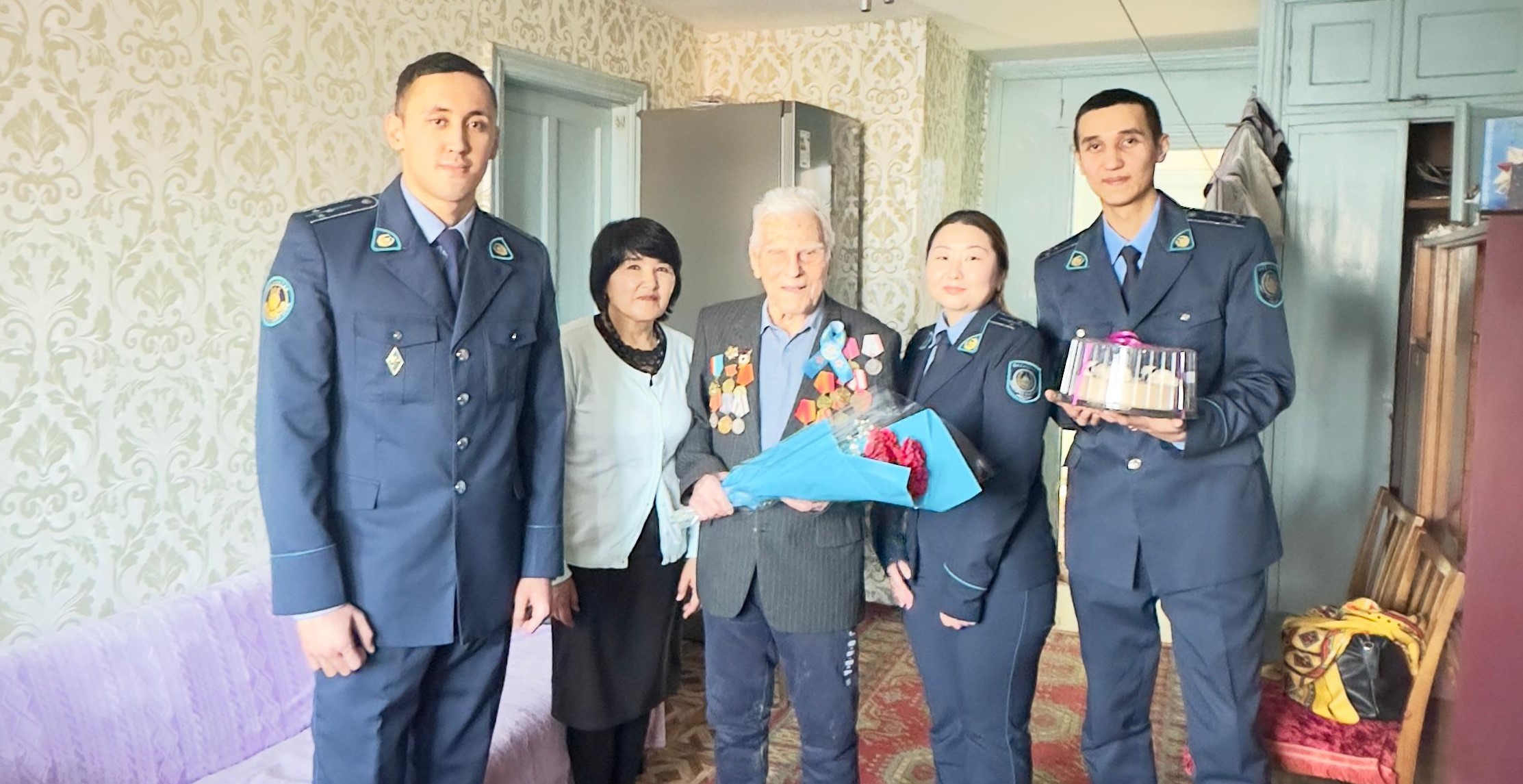 Молодые рабочие встретились с фронтменом, сделавшим столетие