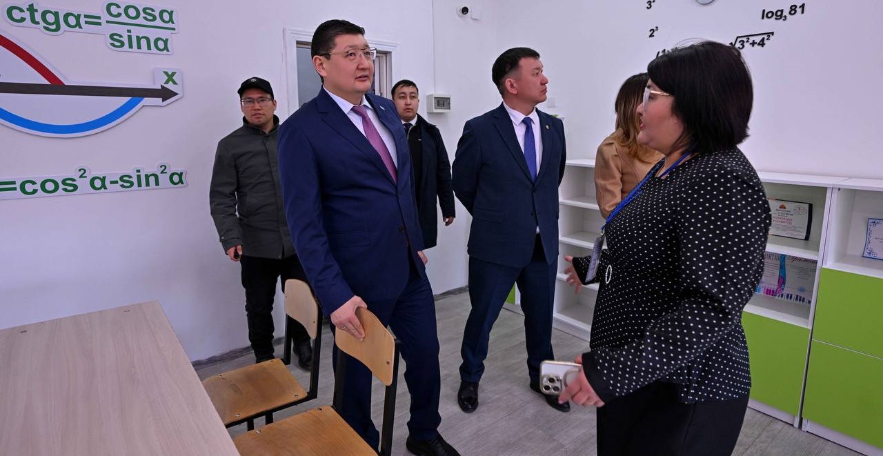 Аким области посетил школы Жарминского района