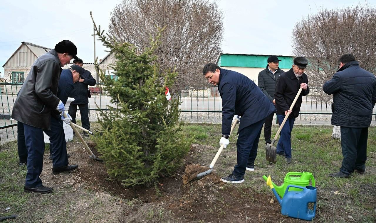 Облыс әкімі Баршатас ауылындағы сенбілікке қатысты