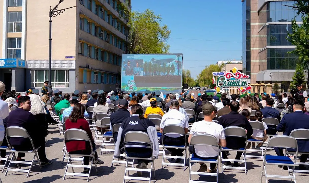 Порядка 500 человек собрались в Семее, чтобы посмотреть военный парад в режиме онлайн