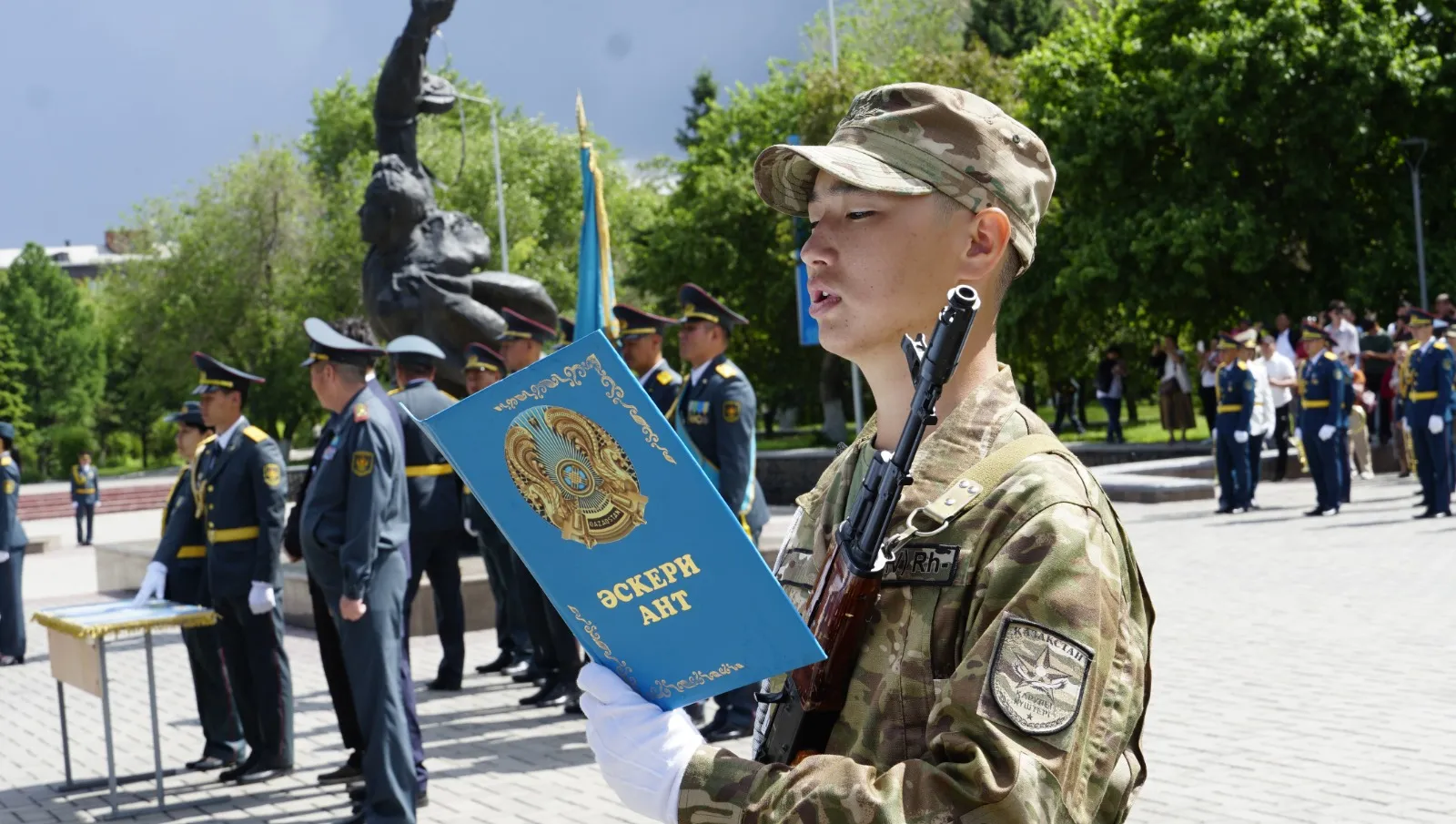 Семейлік сарбаздар салтанатты жағдайда ант қабылдады