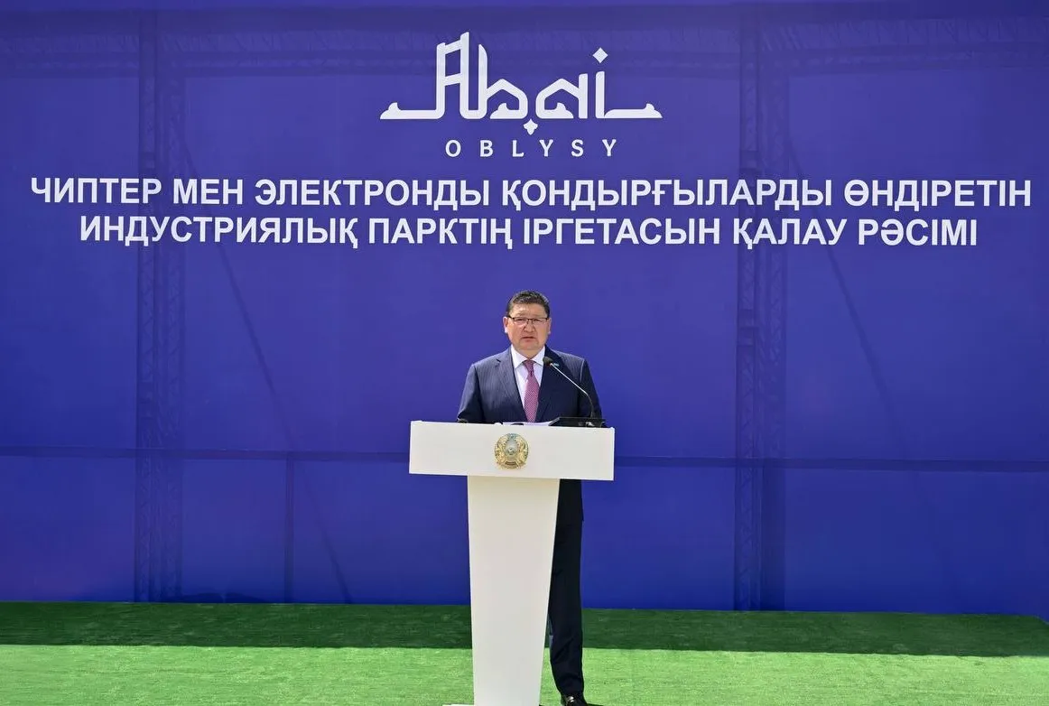 В Семее началось строительство индустриального парка по производству чипов и электронных устройств.