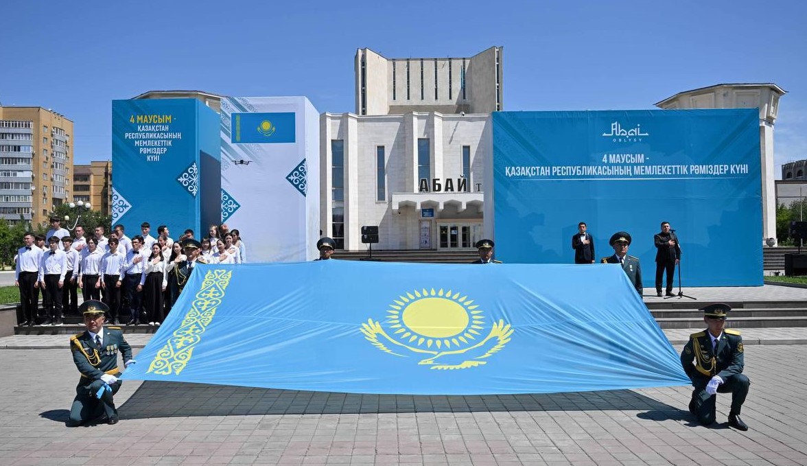 Семейде Мемлекеттік рәміздер күніне орай Ту көтеру рәсімі өтті
