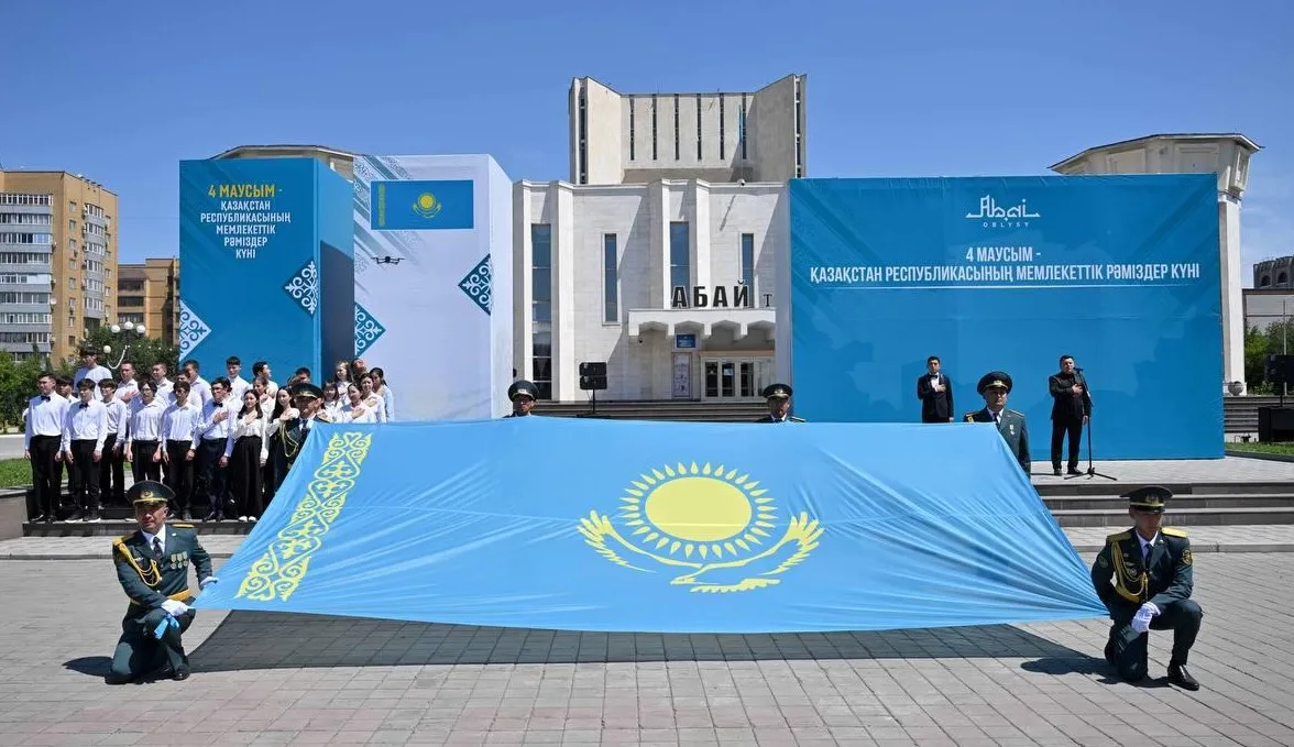 Семейде Мемлекеттік рәміздер күніне орай Ту көтеру рәсімі өтті