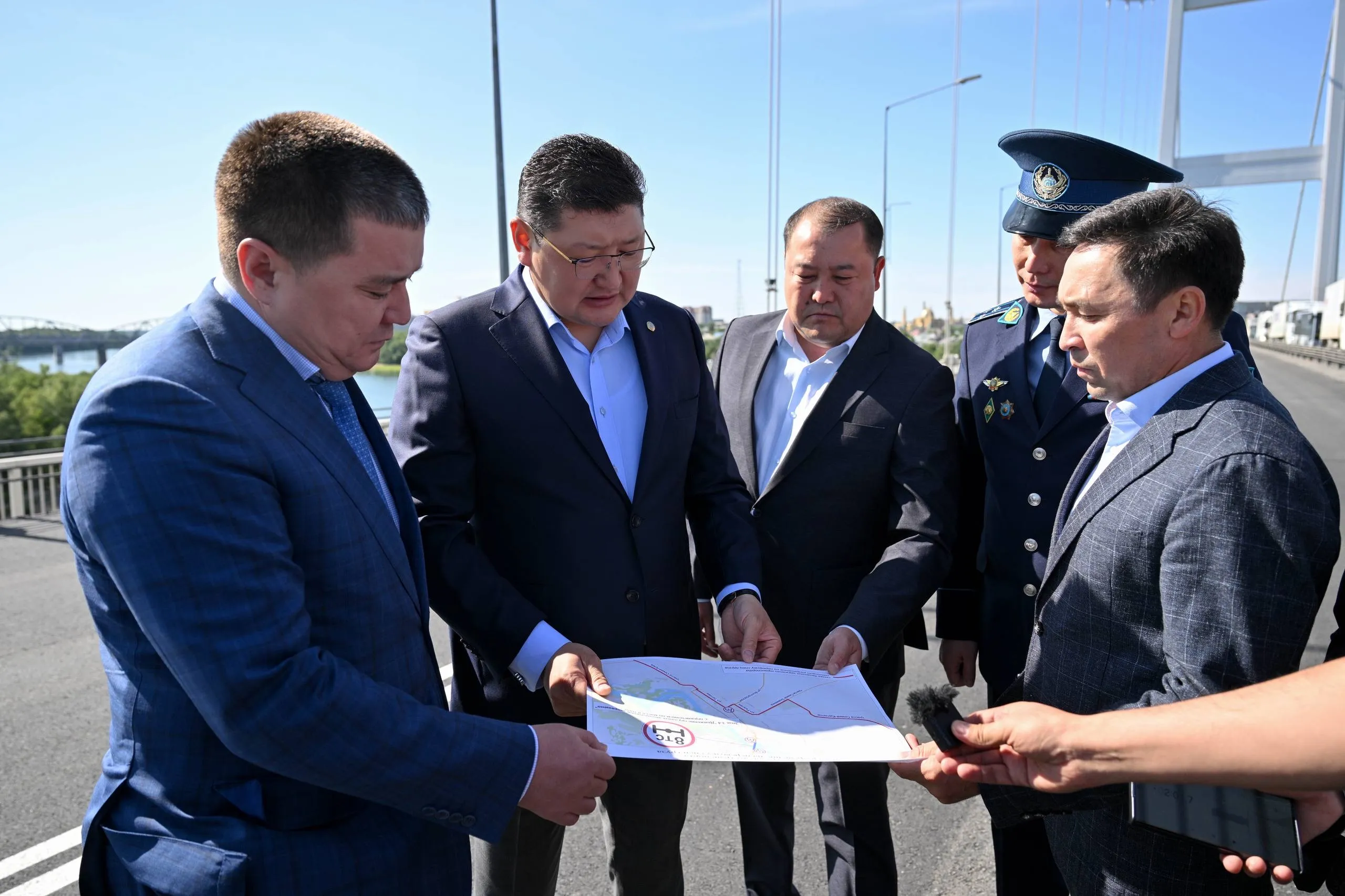 Семейдегі аспалы көпірдің бір бөлігінде асфальт төсеу жұмыстары аяқталды