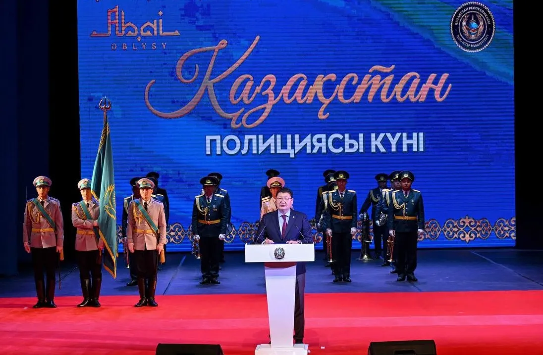 Аймақ басшысы полиция қызметкерлерін құттықтады