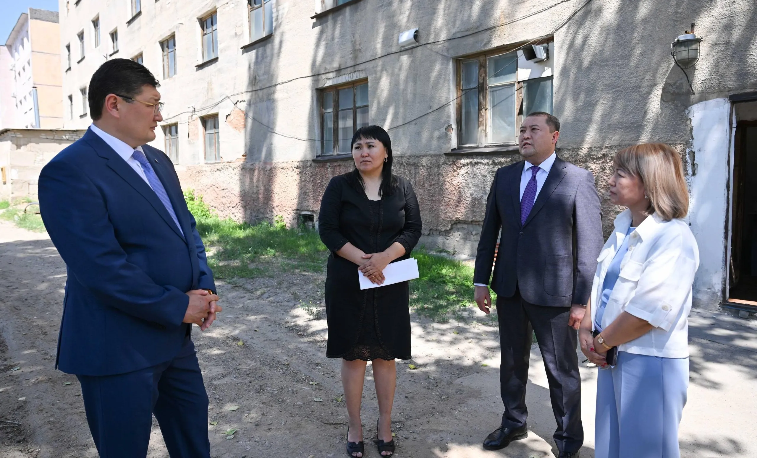 Облыс әкімі Семейдегі №42 жалпы орта білім беретін мектепке барды
