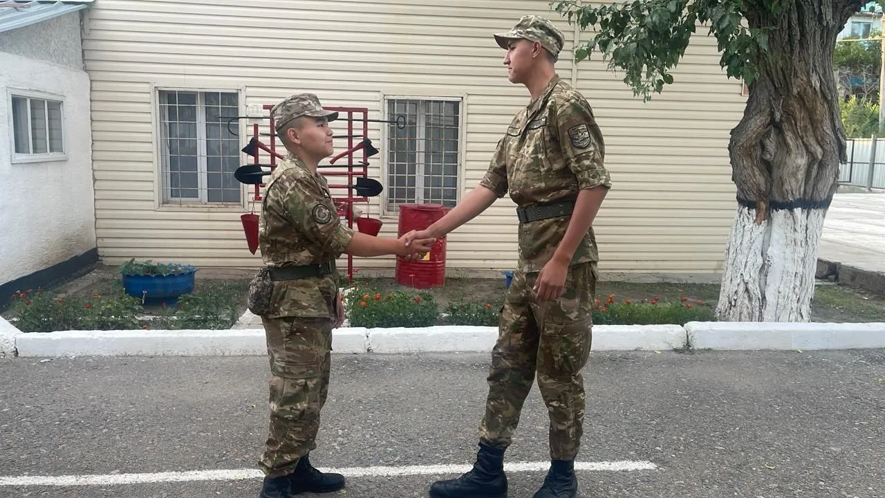 В Региональном командовании «Восток» служит очень высокий солдат 
