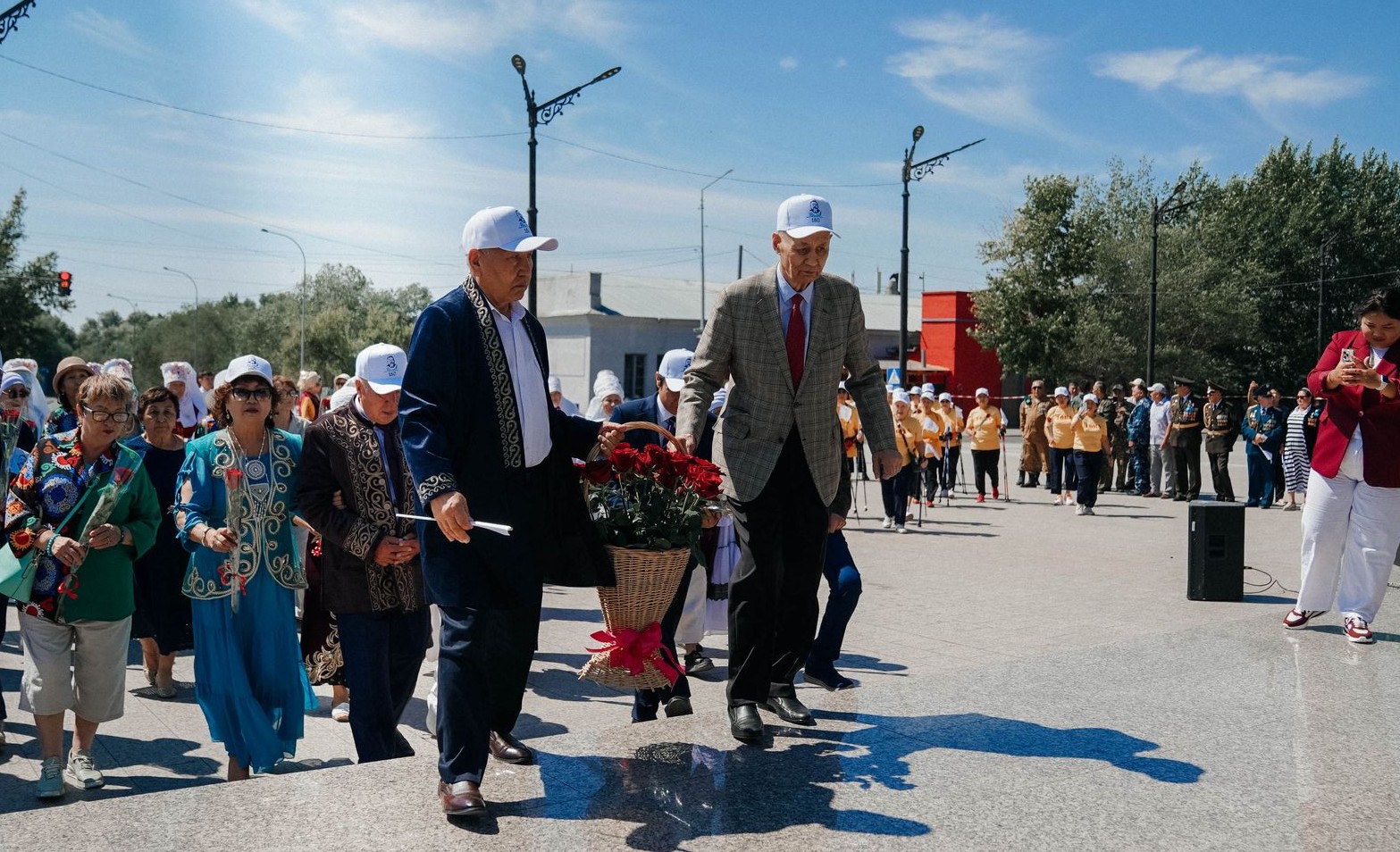 Ардагерлер ескерткішке гүл қою рәсіміне қатысты