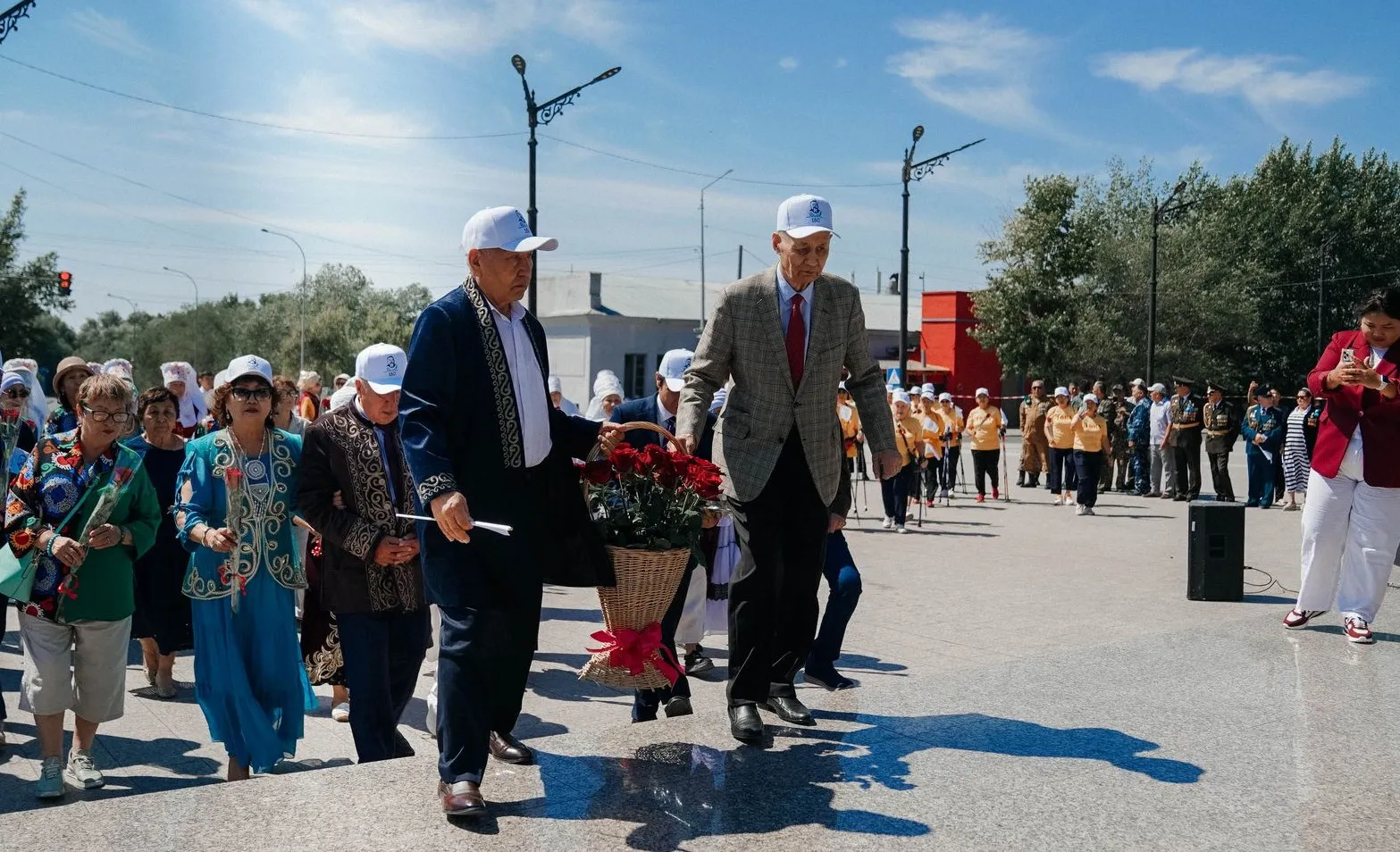 Ардагерлер ескерткішке гүл қою рәсіміне қатысты