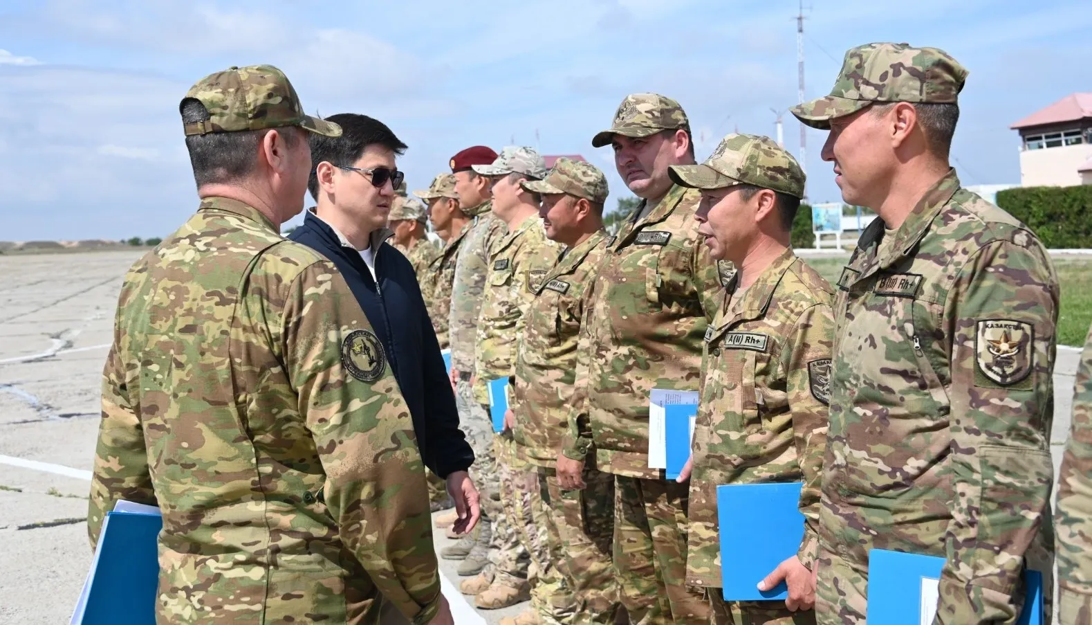 Қорғаныс министрінің цифрландыру жөніндегі орынбасары Абай және Аягөз гарнизондарында болды