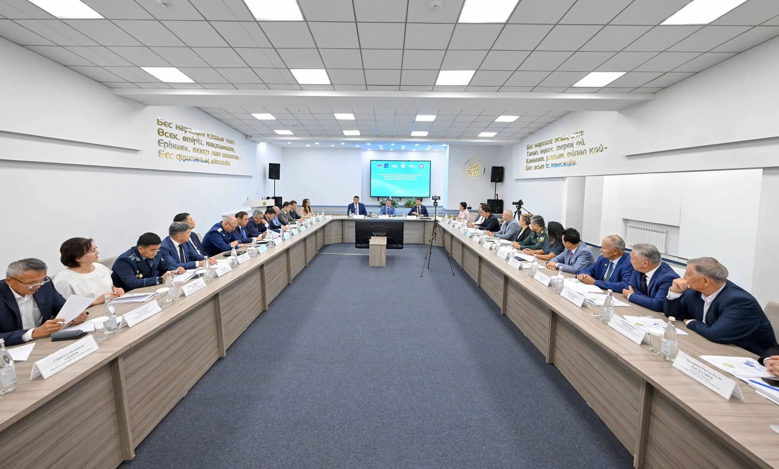 Семейде «Азаматтардың конституциялық құқықтарын қорғау» тақырыбында халықаралық ғылыми тәжірибелік конференция өтті