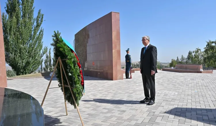 Мемлекет басшысы Қасым-Жомарт Тоқаев «Ата бейіт» ұлттық тарихи-мемориалдық кешеніне гүл қойды