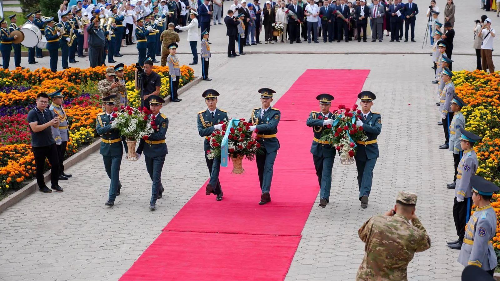 Семейде «Өлімнен де күшті» монументіне гүл шоқтарын қою рәсімі өтті