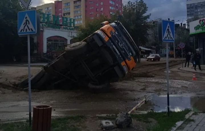 Семейде  жүк көлігі шұңқырға түсіп кетті 