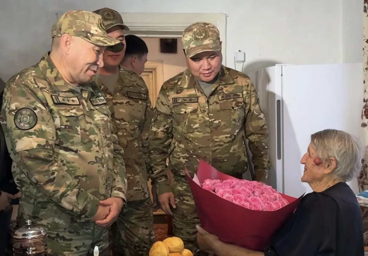 Қарттар күні қарсаңында Ұлттық ұлан офицерлері 103 жастағы соғыс ардагеріне құрмет көрсетті.
