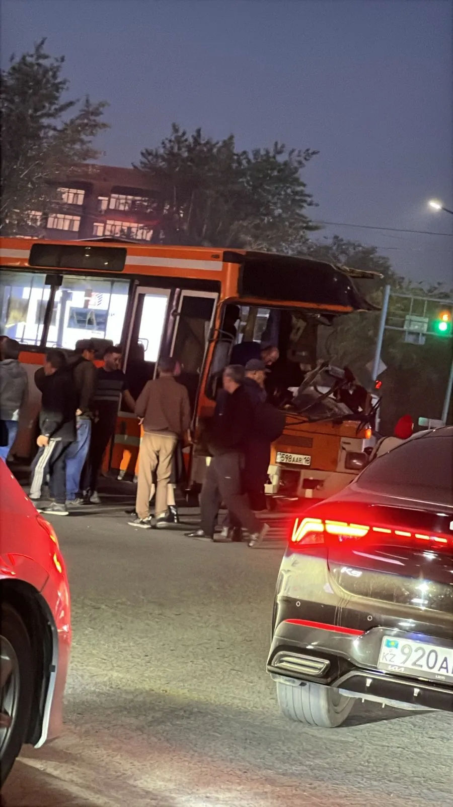  Полиция взяла под контроль ситуацию на месте ДТП в Семее