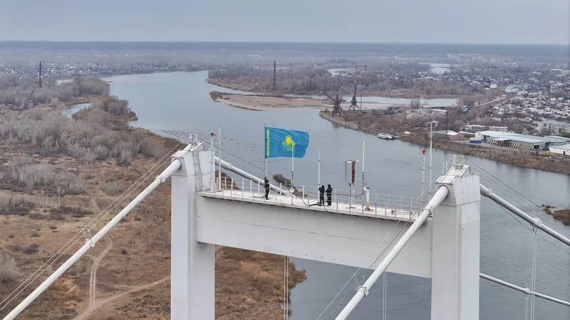Семейде Республика күніне орай Мемлекеттік Ту көтерілді