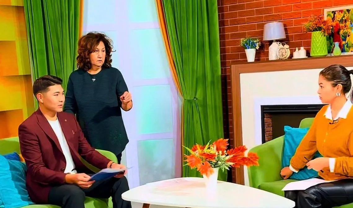 Өскеменде Ұлттық ұлан сарбазы таңғы бағдарлама жүргізеді