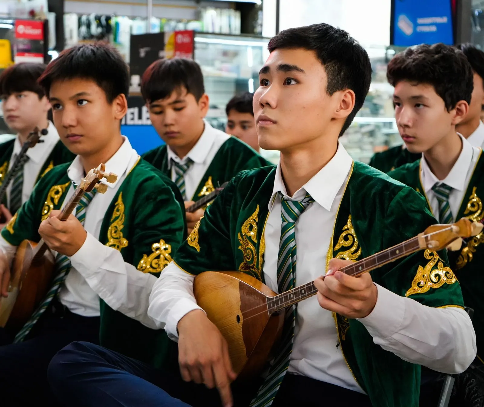 Республика күніне орай домбырашылар флешмобы өтті