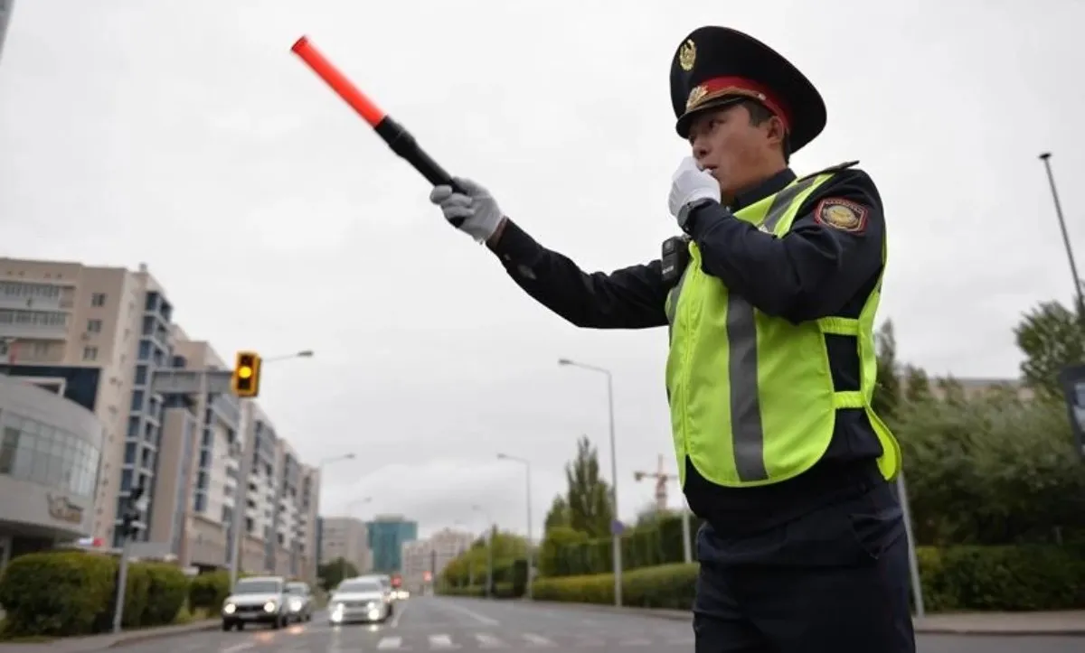 Қазақстанда полицейлерге жол жиегінде көлікті ала таяқпен тоқтатуға қайта рұқсат беріледі