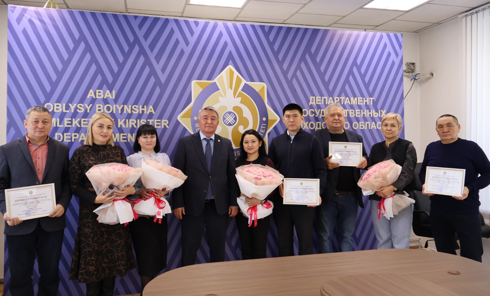 "Үздік салық төлеуші", "Сыртқы экономикалық қызметтің үздік қатысушысы"