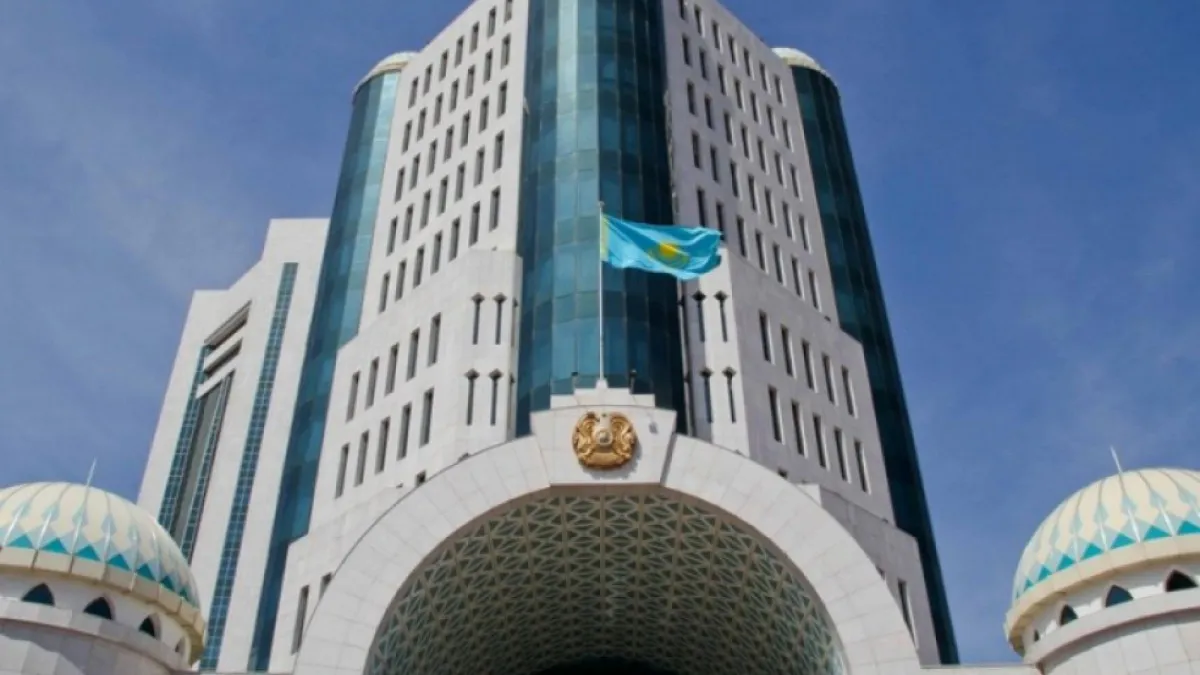 Сенат Казахстана принял поправки о запрете пропаганды ЛГБТ* и педофилии