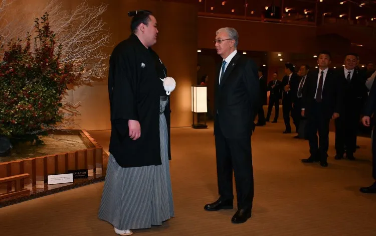 Токиода Президент Қасым-Жомарт Тоқаев кәсіпқой сумошы Ерсін Балтағұлмен кездесті