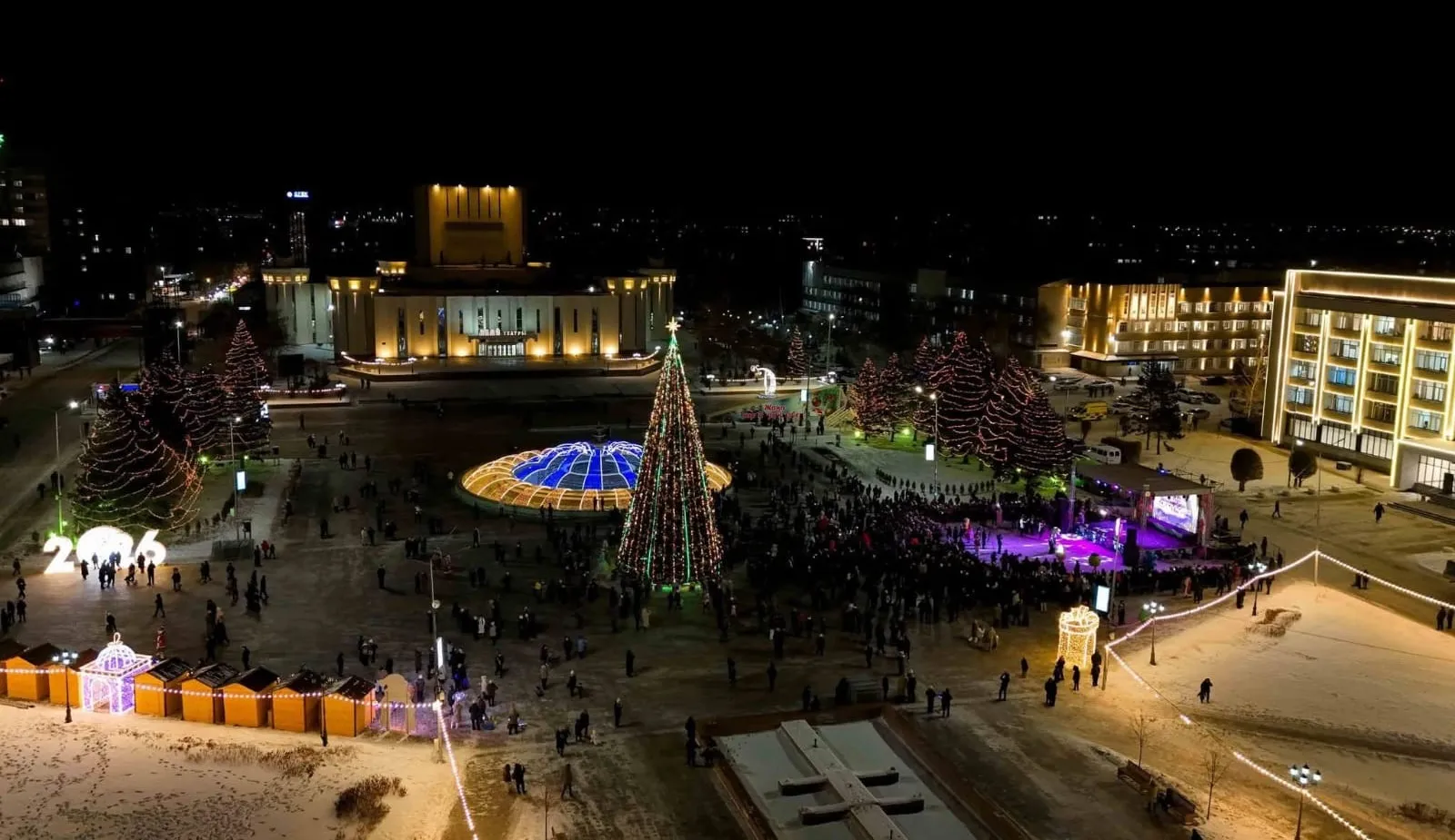 Семейде орталық алаңдағы жаңа жылдық бас шыршаның шамы жағылды