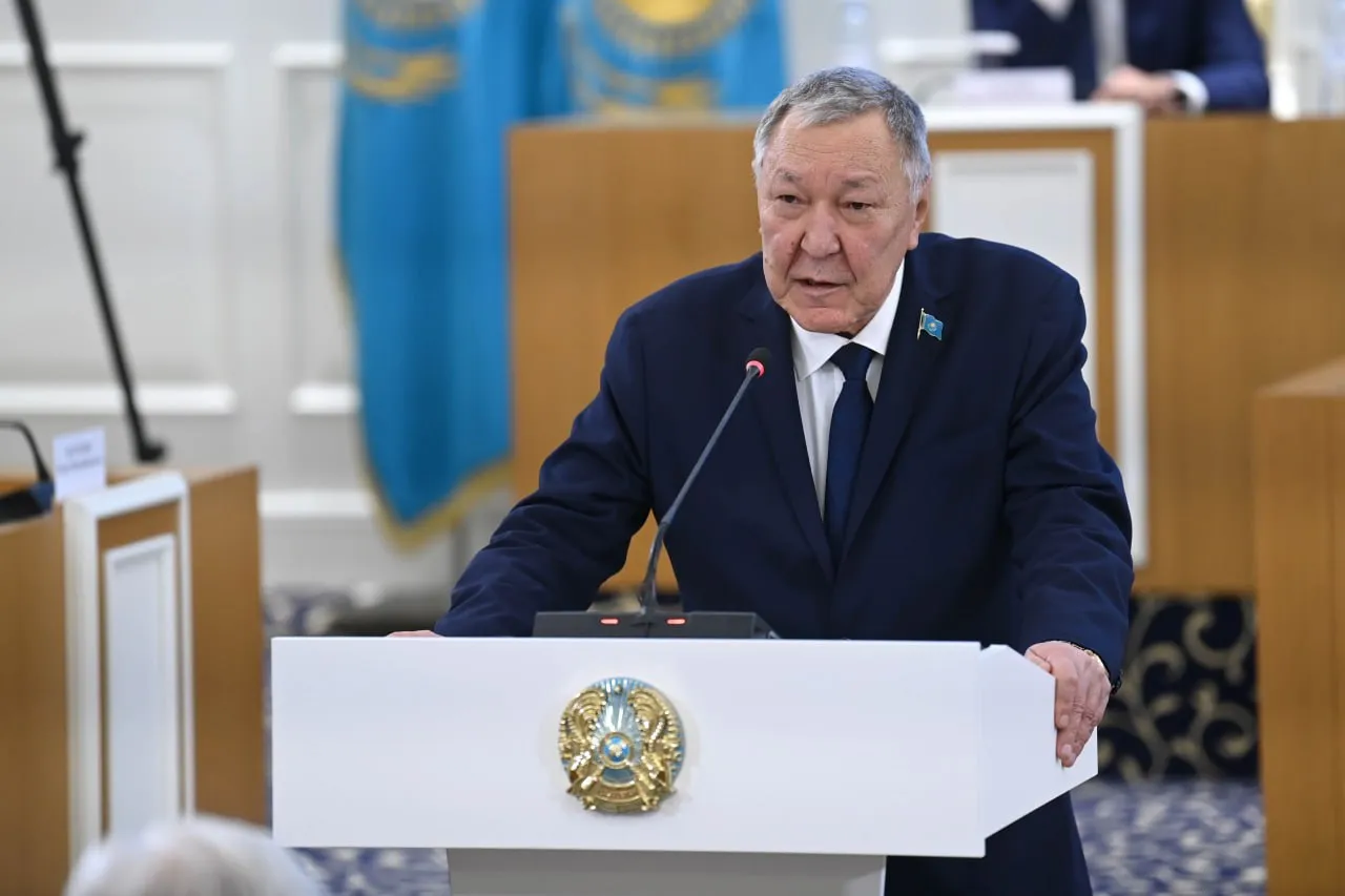 «Еңбек бостандығының» орнына«еңбекке құқық» – белгілі заңгер Конституцияға өзгерістер туралы пікір білдірді