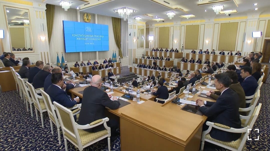 Гарантии свободы слова и права на мирные собрания сохраняются в прежнем объеме – депутат о поправках в Конституцию РК