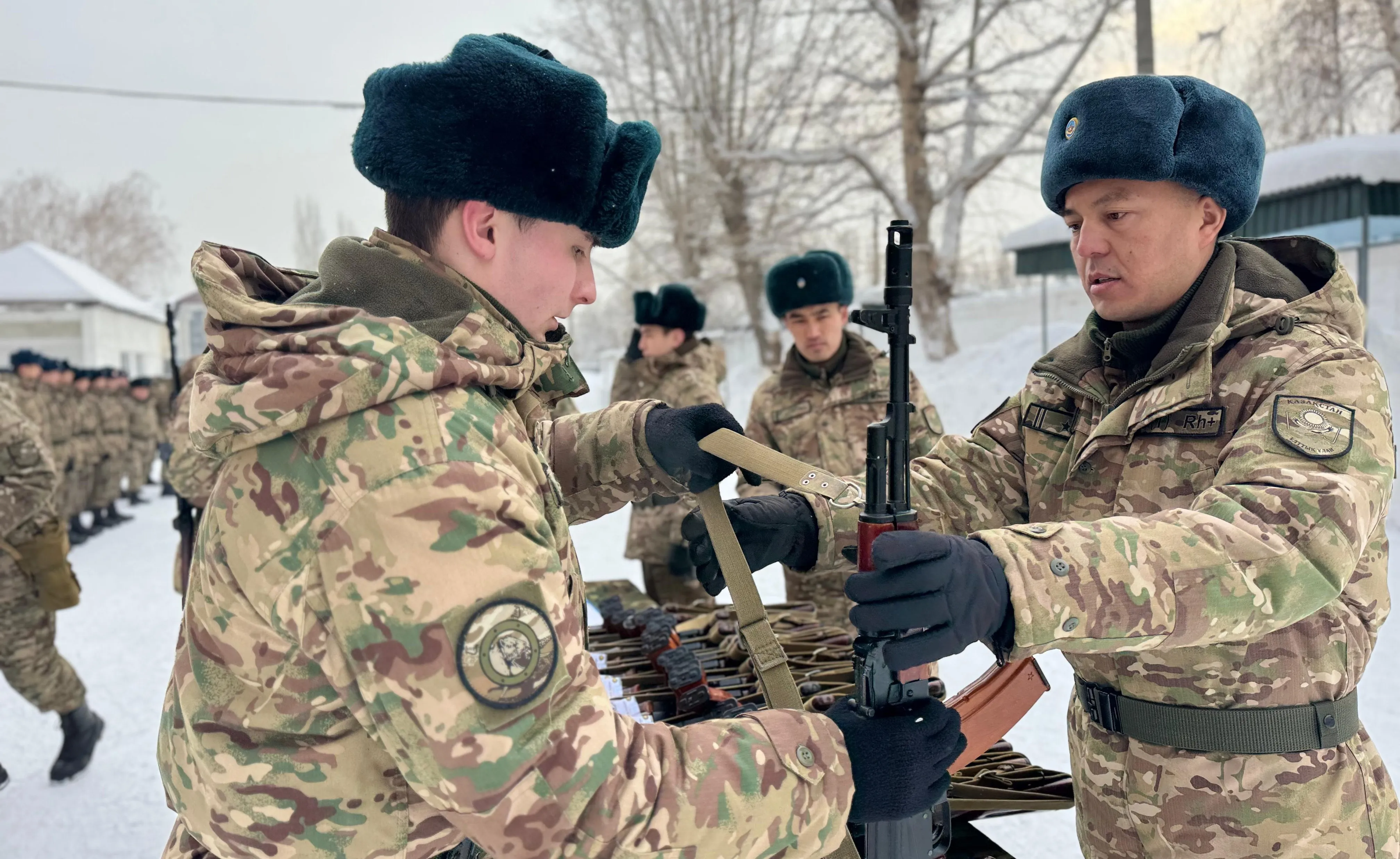 Өскемендік  сарбаздарға  жауынгерлік қару табысталды