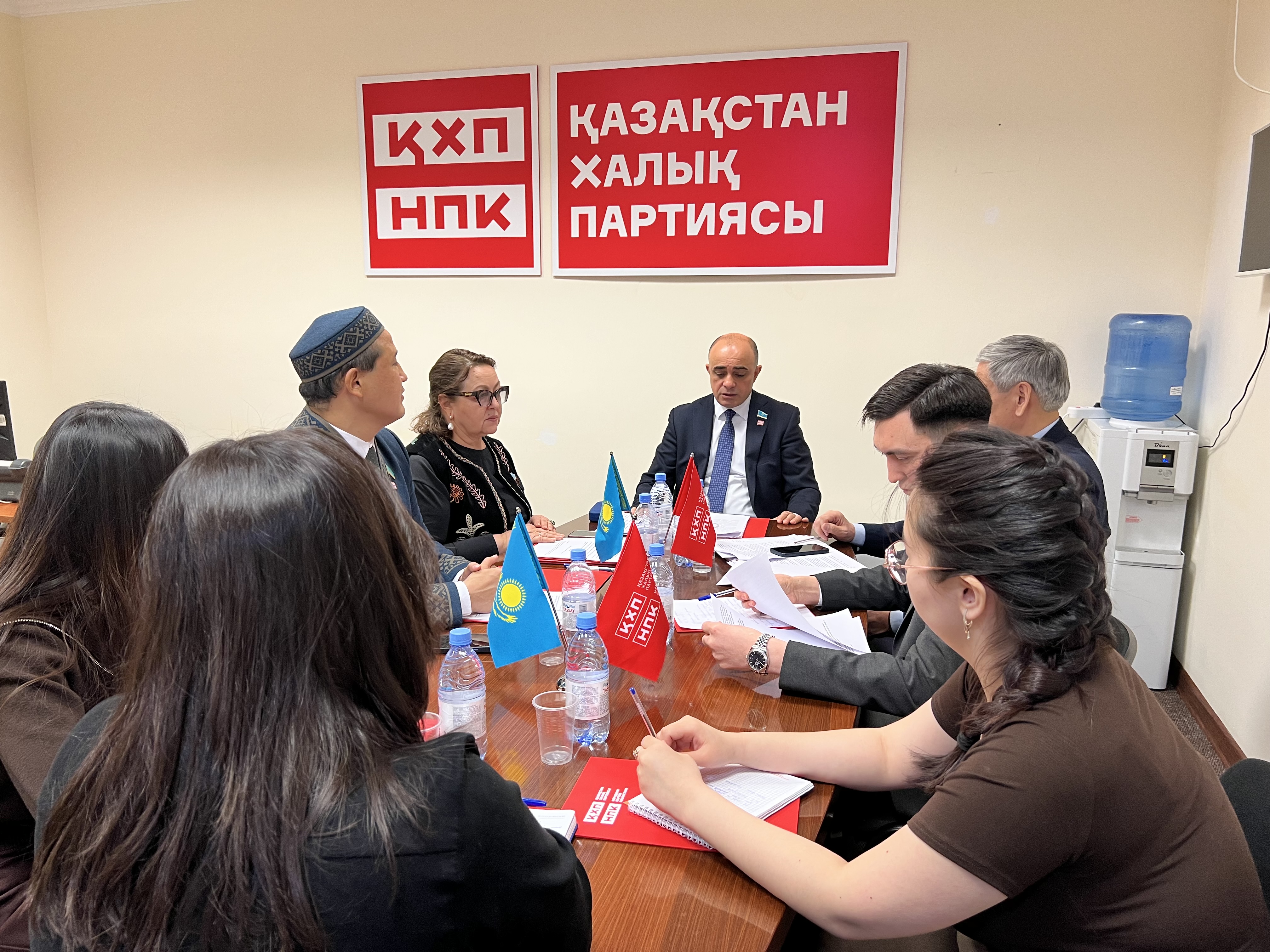 Жаңа Конституцияның жобасын талқылауға арналған ҚКП парламенттік фракциясының отырысы