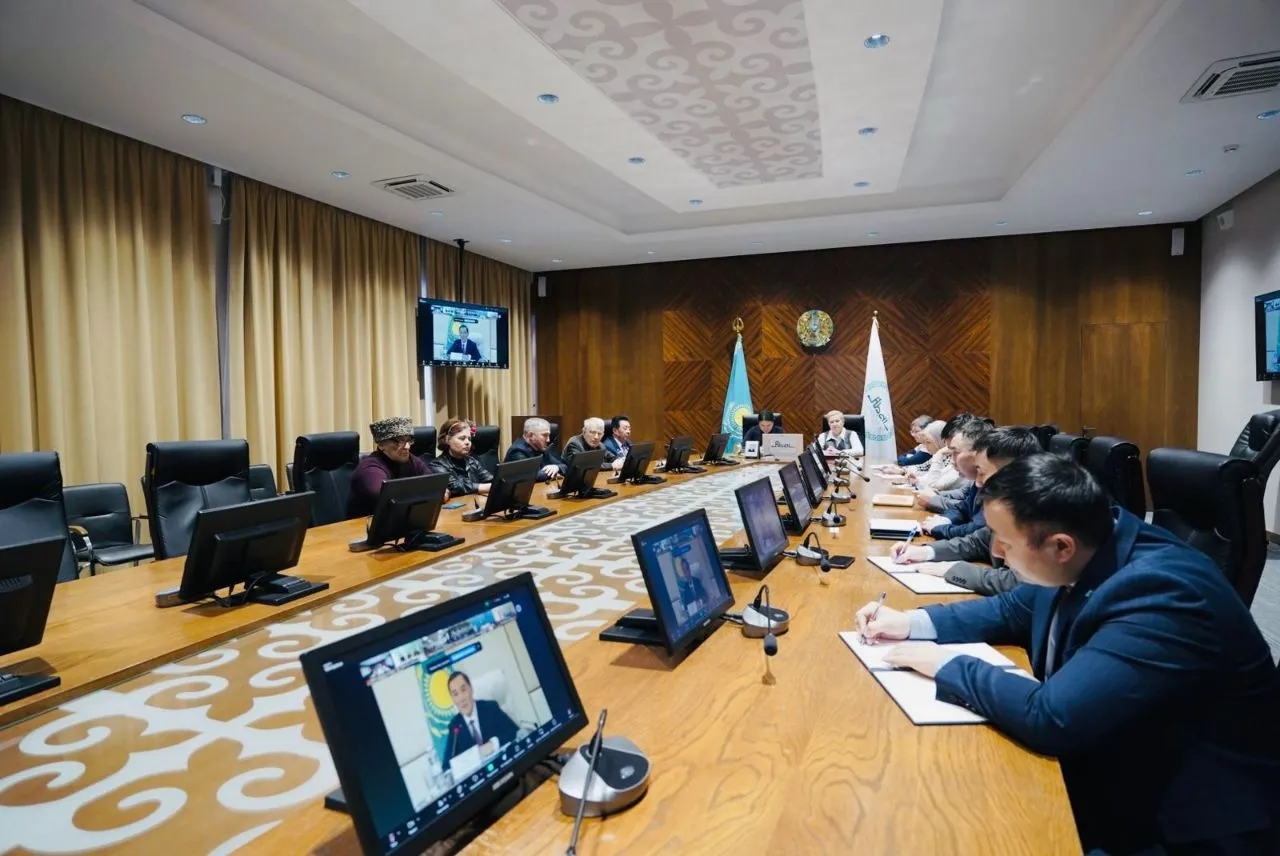 Под председательством заместителя Председателя Ассамблеи народа Казахстана – заведующего Секретариатом АНК Марата Азильханова состоялось онлайн-совещание с регионами по обсуждению проекта новой Конституции.