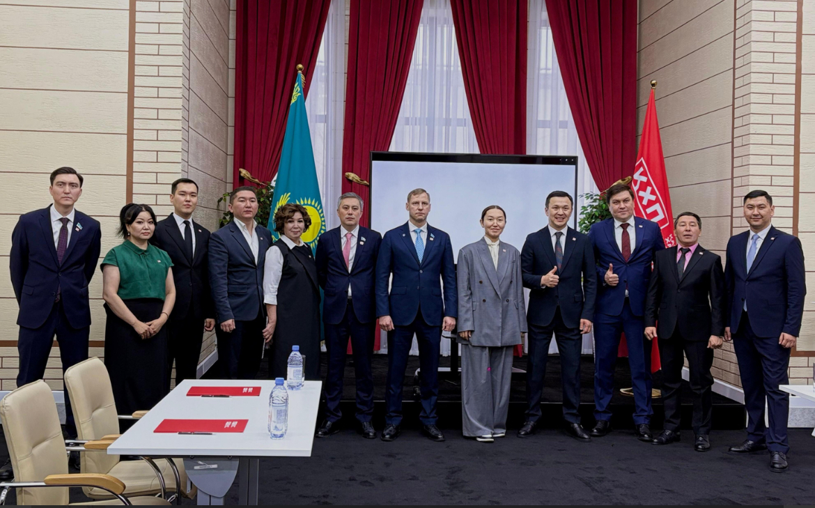 ҚХП Орталық кеңсесінде жаңа Конституция жобасы бойынша пікірталас өтті.
