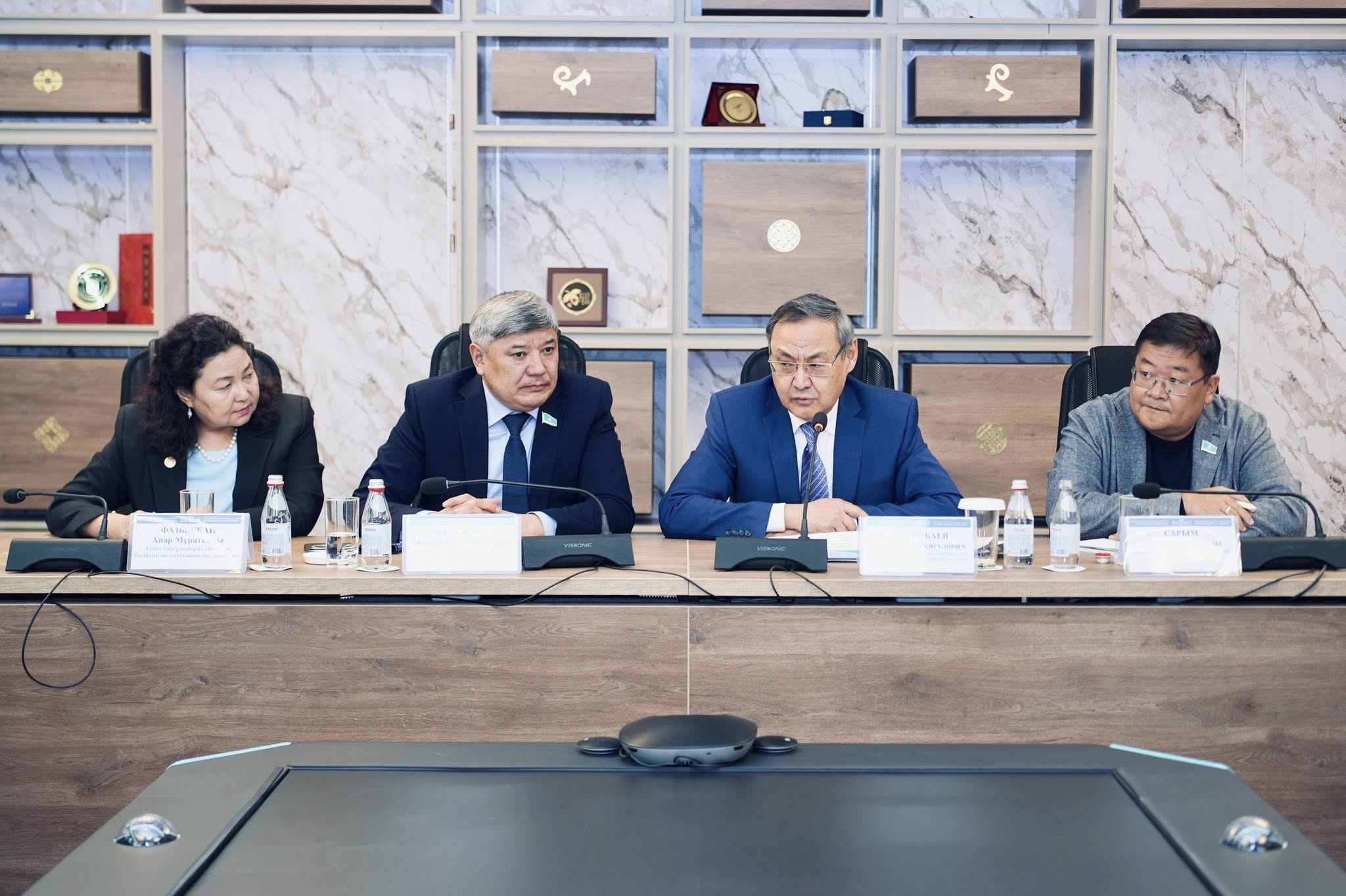 “Конституцияны жүйелі жаңғыртудың ғылыми негіздері” тақырыбында дөңгелек үстел өтті