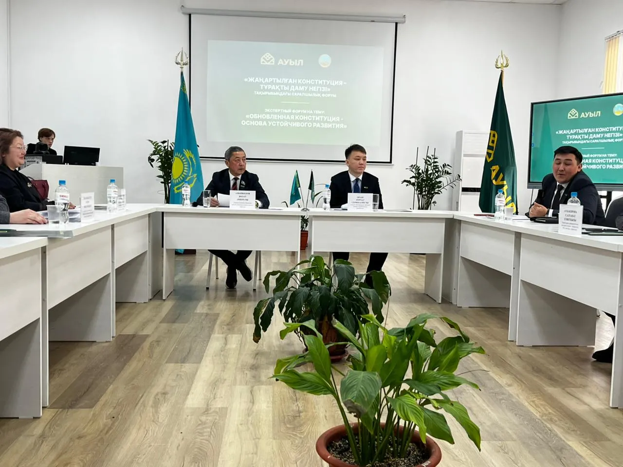 ЭКСПЕРТЫ ВЫРАЗИЛИ ЕДИНОГЛАСНУЮ ПОДДЕРЖКУ НОВОМУ ПРОЕКТУ КОНСТИТУЦИИ