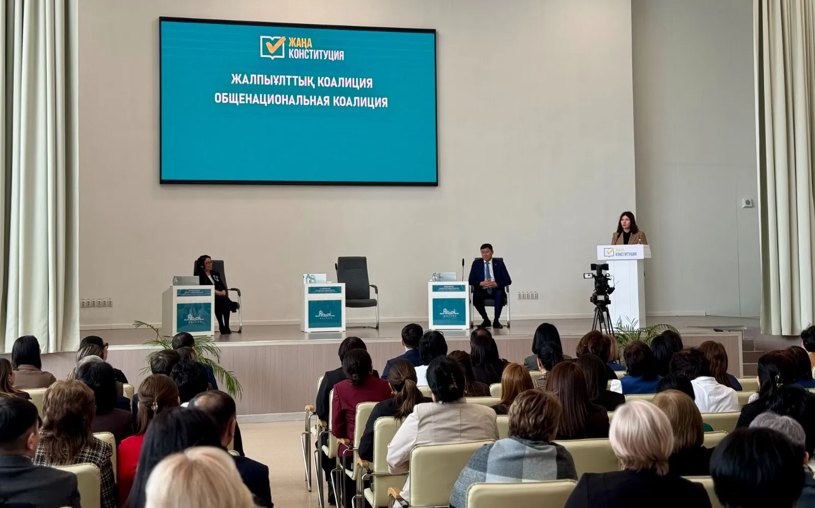 В Семее прошла экспромт-встреча в поддержку проекта новой Конституции