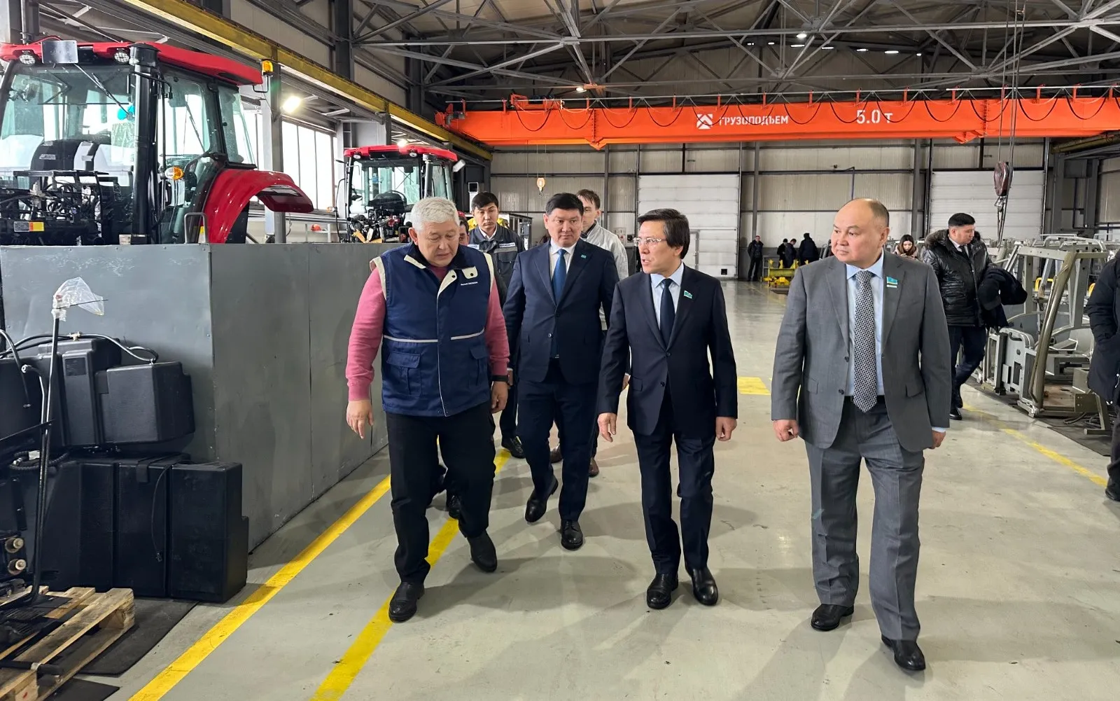 Еңбек адамының мүддесіне қызмет етеді