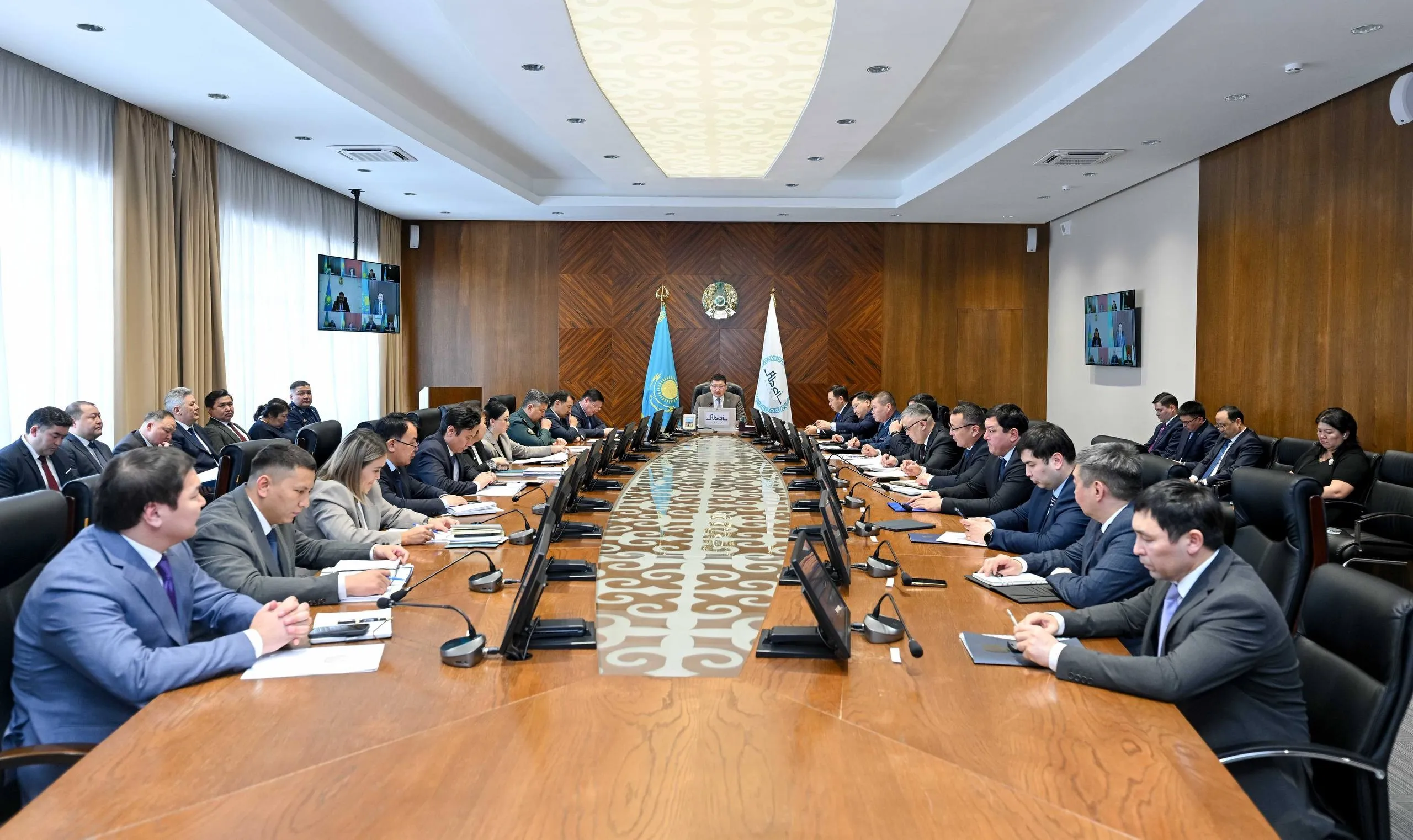 Абай облысында өрт қауіпсіздігі, интернет-алаяқтық және тапсырмалардың орындалуы талқыланды