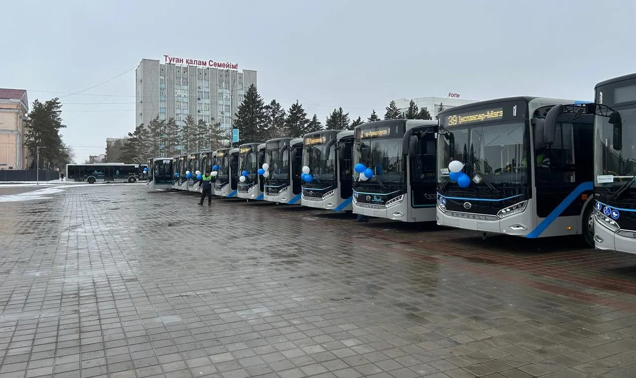 В Семее обновляется общественный транспорт: на центральной площади представлены новые автобусы