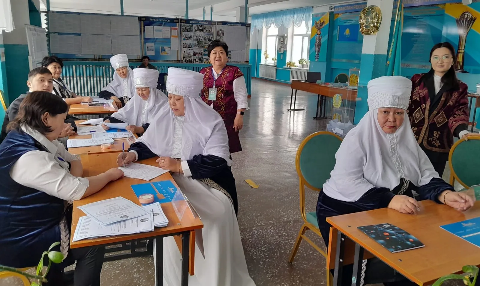 Ауылдағы демократия: Әжелер тобы референдумда белсенді